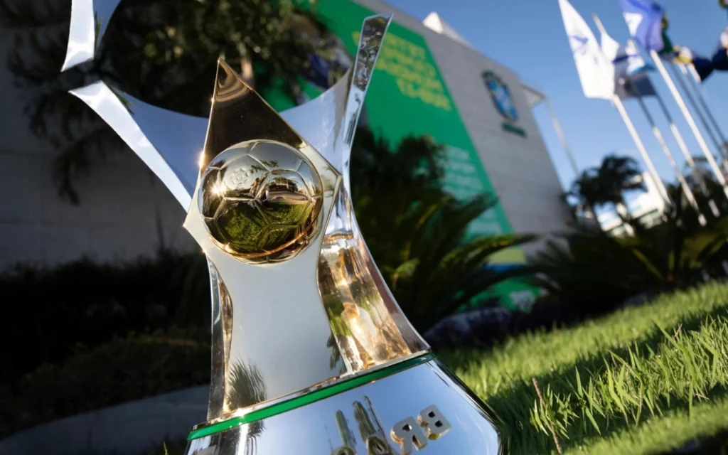 Combinada do Brasileirão! Aposte R$ 100 e fature mais de R$ 350 com as vitórias de Internacional e Cruzeiro Taça do Campeonato Brasileiro (Foto: Lucas Figueiredo/CBF)