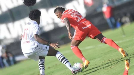 Comentarista de arbitragem diz que o sol gerou problema no VAR em Vasco x Internacional O Internacional bateu o Vasco por 2 a 0 e se manteve na ponta da tabela (Foto: Ricardo Duarte)