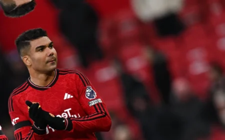 Comentarista dispara contra Casemiro: ‘Tem que ir para MLS ou Arábia Saudita’ Casemiro em ação pelo Manchester United (Foto: Paul ELLIS / AFP)