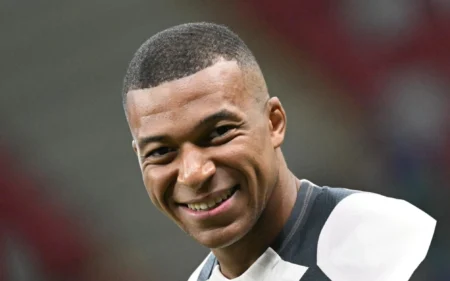 Como é o retrospecto de Kylian Mbappé em estreias oficiais? Kylian Mbappé deve fazer a estreia oficial pelo Real Madrid. (Foto: AFP)