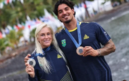 Como está a situação de Gabriel Medina e Tatiana Weston-Webb na atual temporada da WSL? Gabriel Medina e Tatiana Weston-Webb com as medlahas olímpicas (Foto: Divulgação / COB)