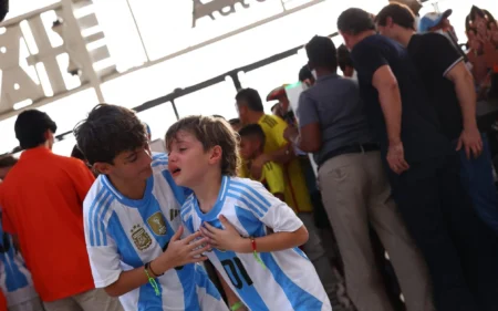 Confira como ficou o estádio da final da Copa América após confusão na final Jovens torcedores argentinos choram ao entrar no estádio em meio a distúrbios antes da partida final da CONMEBOL Copa América 2024 entre Argentina e Colômbia no Hard Rock Stadium. (Foto: Maddie Meyer/Getty Images via AFP)