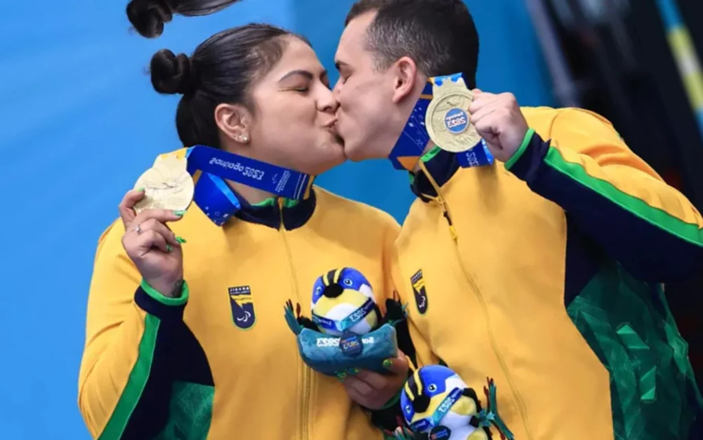 Conheça Rogério e Edwarda: casal em busca de medalhas para o Brasil nas Paralimpíadas Edwarda e Rogério no pódio paralímpico em 2023 (Foto: Marcello Zambrana/CPB)