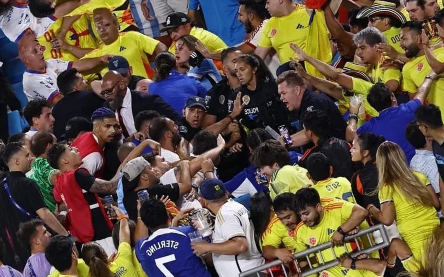 Conmebol divulga punição dos jogadores do Uruguai por confusão na Copa América Jogadores do Uruguai invadem arquibancada para defender familiares (Foto: Tim Nwachukwu/Getty Images via AFP)