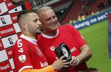 Contrato de doação de torcedor do Internacional não cita Rodinei e dá outra justificativa; L! teve acesso Elusmar Maggi entregando o troféu de melhor em campo para atacante colorado após jogo da Libertadores (Foto: Divulgação)