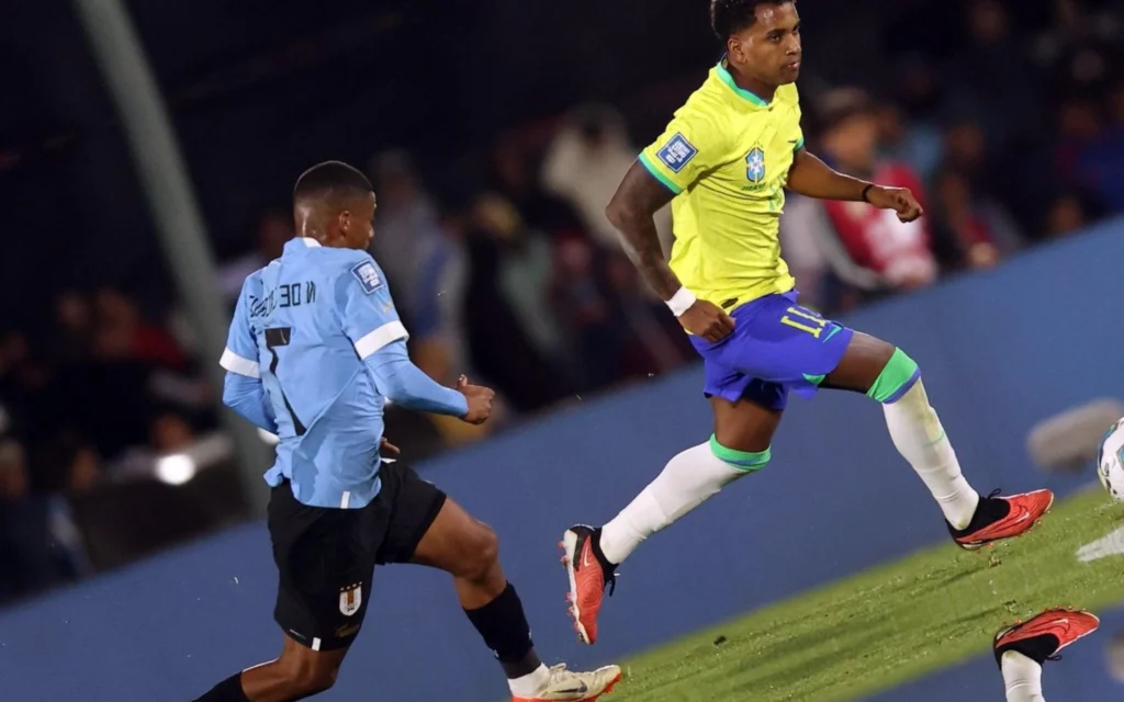 Copa América: Jornalistas escolhem time ideal entre Seleção Brasileira e Uruguai Rodrygo e De la Cruz (Foto: Vitor Silva/CBF)