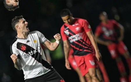 Copa do Brasil: Vasco x Athletico Paranaense terá transmissão exclusiva de pay-per-view Vegetti marcou o gol da virada do Vasco sobre o Athletico Paranense no segundo turno do Brasileirão (Foto: Jorge Rodrigues/AGIF)