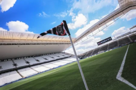 Corinthians ajusta Arena para receber jogo da NFL Corinthians se prepara para receber primeira partida da NFL no Brasil (Foto: Ettore Chiereguini/AGIF)