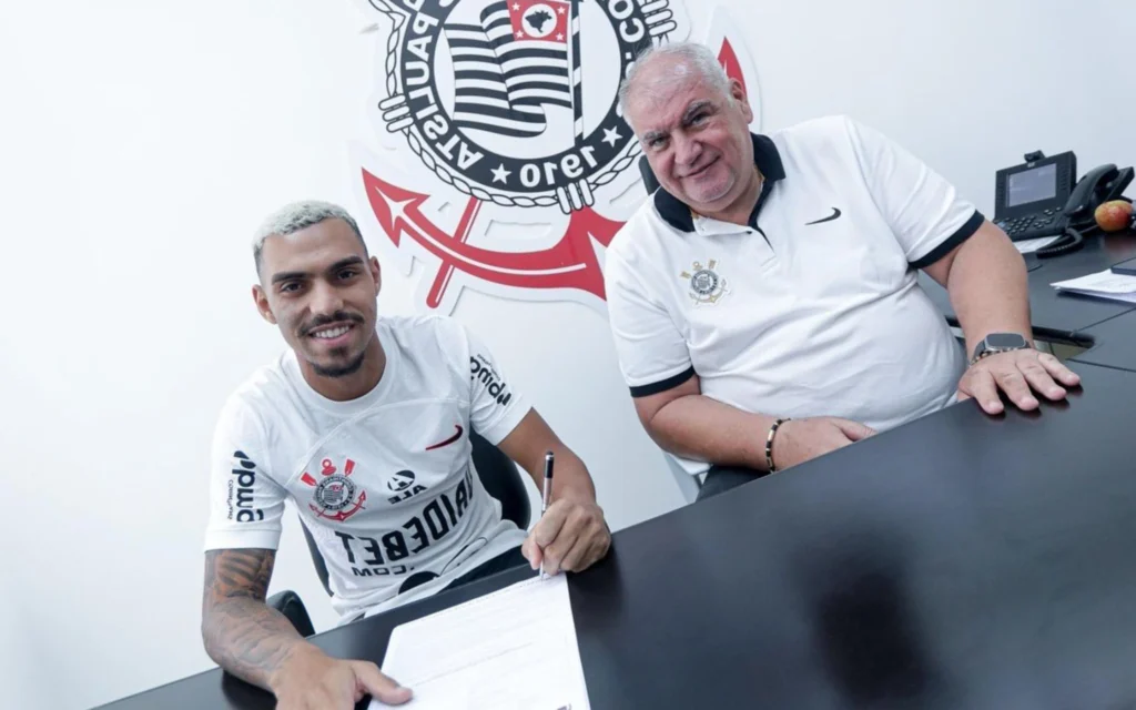 Corinthians anuncia pacotão de reforços para 2024 com multas rescisórias astronômicas Matheuzinho assinou contrato com o Corinthians até 2028 (Foto: Rodrigo Coca/Agência Corinthians)