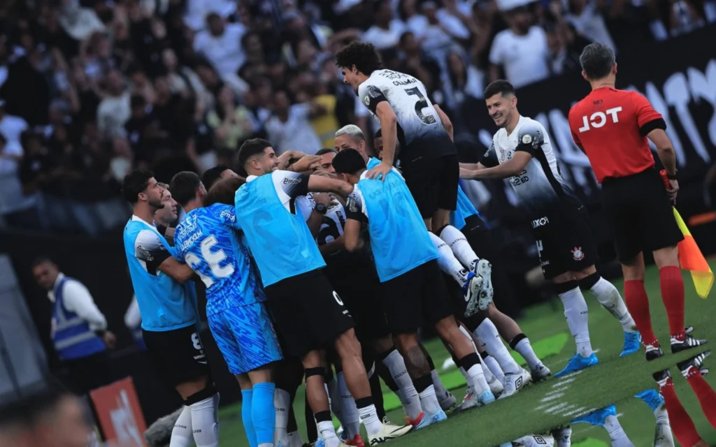 Corinthians busca quebrar tabu e sair do Z4 do Brasileirão Corinthians busca vitória no Maracanã (Foto: Ettore Chiereguini/AGIF)