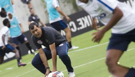 Corinthians leva 26 para amistoso e ‘indica’ redução de elenco no Paulista Fabio Carille só definiu o time titular na véspera da partida contra a Ferroviária (Foto: Daniel Augusto Jr)