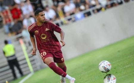 Corinthians lucrará cerca de R$ 11 milhões com venda de atacante para clube saudita João Costa em ação com a camisa da Roma (Foto: Divulgação/Lance!)