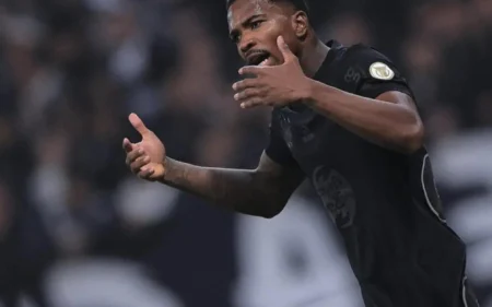 Corinthians pode gastar até R$ 22 milhões com Cacá em gatilhos do contrato Cacá está emprestado ao Corinthians até dezembro (Foto: Ettore Chiereguini/AGIF)