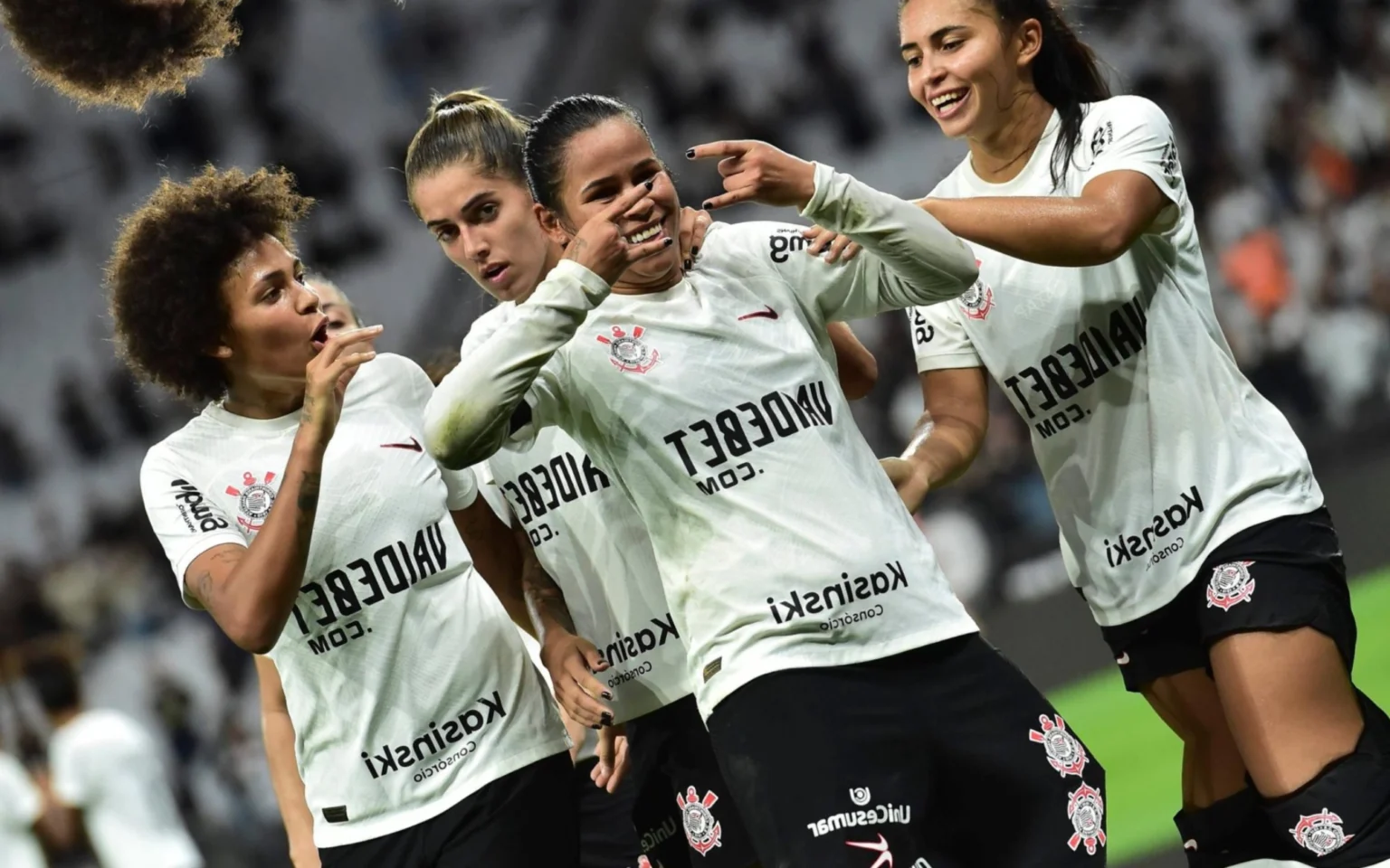 Corinthians segue na liderança