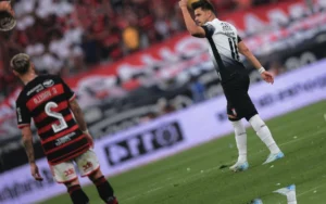 Corinthians vence 1 a 0 o Flamengo, mas segue no Z4