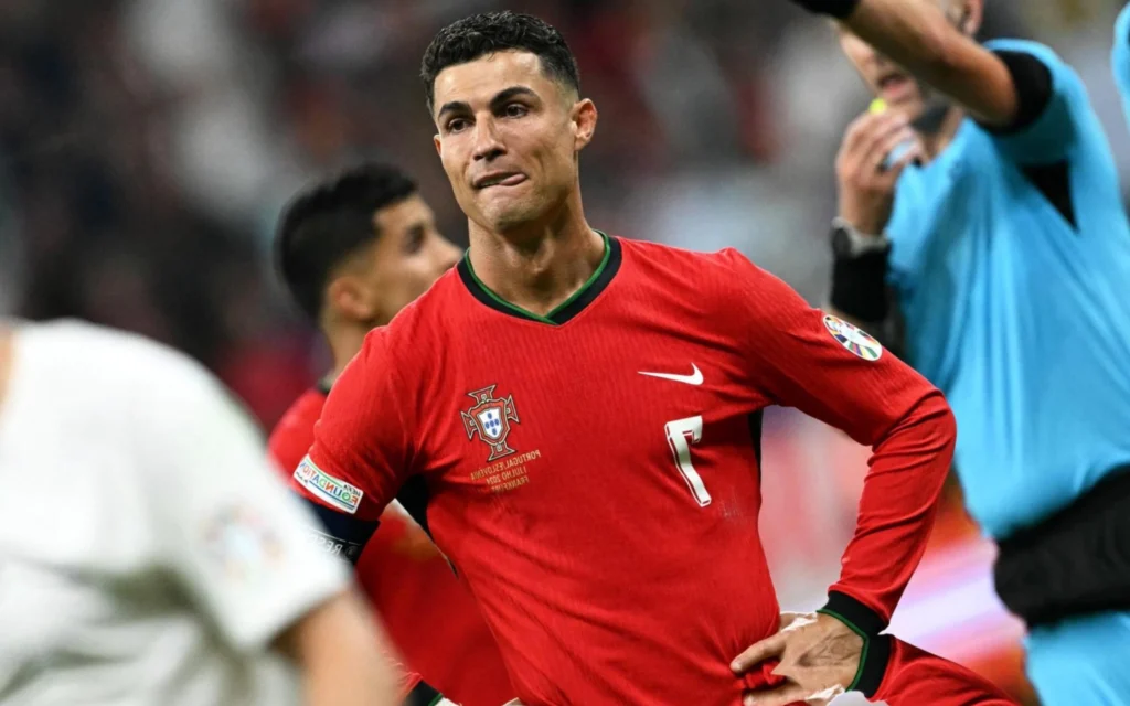 Cristiano Ronaldo chora em campo após pênalti perdido por Portugal e jornalistas comentam Cristiano chorando com a bola ainda rolando (FOTO: PATRICIA DE MELO MOREIRA / AFP)