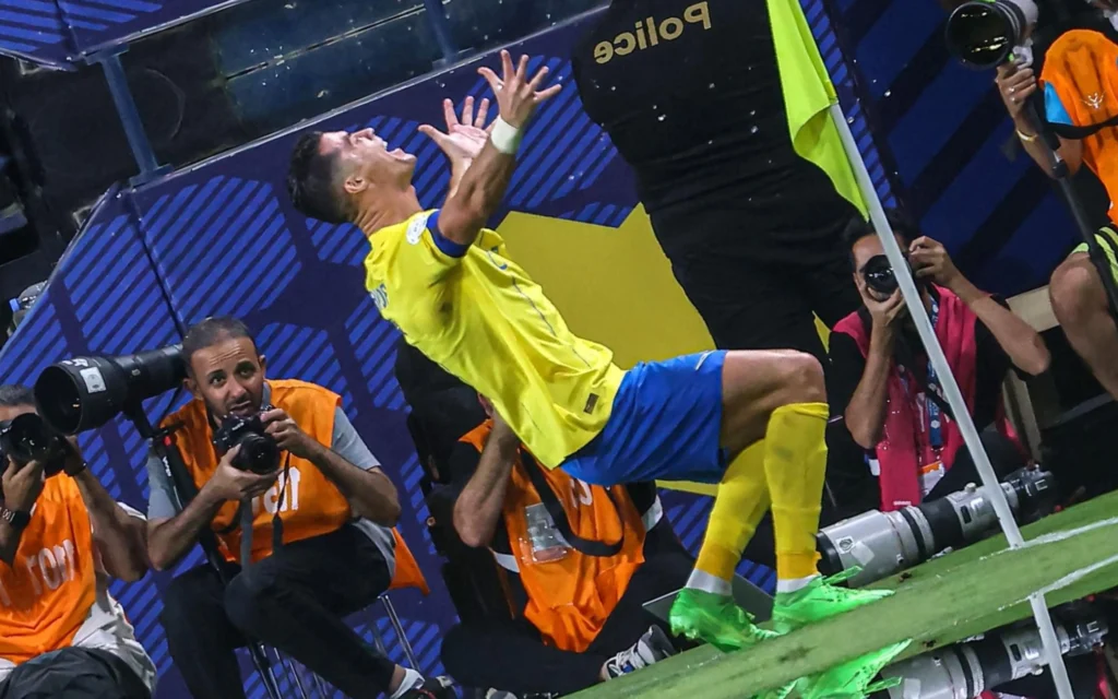 Cristiano Ronaldo marca dois em vitória do Al-Nassr e quebra recorde histórico no futebol Cristiano Ronaldo comemora gol no Al-Awwal Stadium. (Foto: AFP)