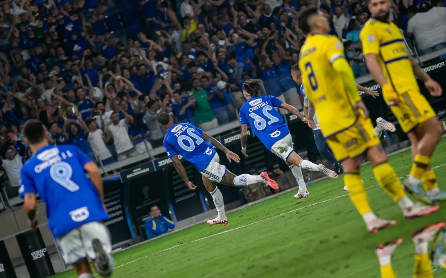 Cruzeiro x Atlético-GO: como é o histórico do confronto? Wallace jogador do Cruzeiro comemora seu gol durante partida contra o Boca Juniors no estadio Mineirao pelo campeonato Copa Sul-Americana 2024. Foto: Fernando Moreno/AGIF