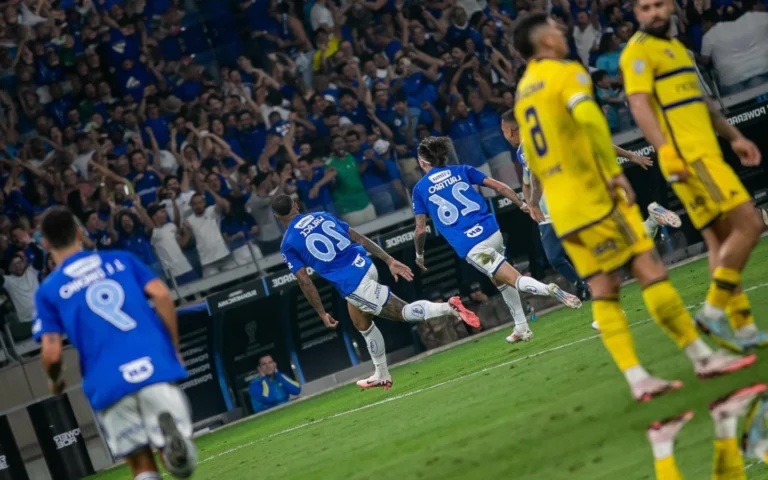 Cruzeiro x Atlético-GO: como é o histórico do confronto? Wallace jogador do Cruzeiro comemora seu gol durante partida contra o Boca Juniors no estadio Mineirao pelo campeonato Copa Sul-Americana 2024. Foto: Fernando Moreno/AGIF