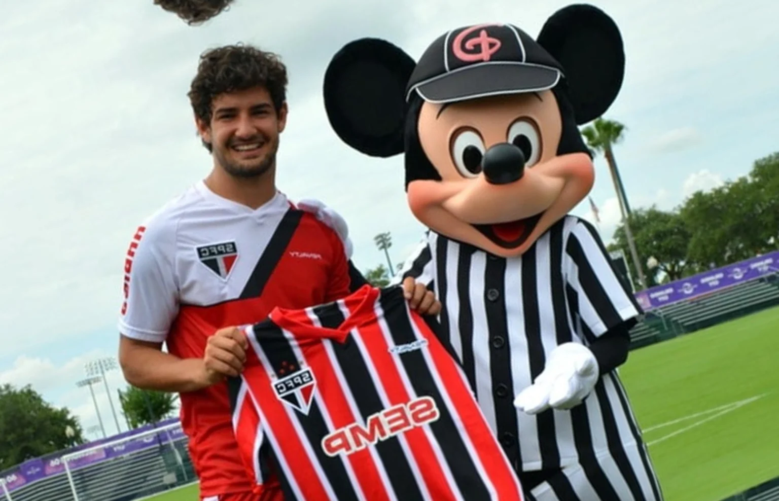 Curiosidades e semelhanças da última ida do São Paulo aos EUA Pato e o personagem Mickey na véspera de amistoso com o Orlando City