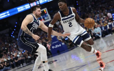 Dallas Mavericks x Minnesota Timberwolves: veja onde assistir ao vivo e horário Anthony Edwards e Luka Doncic (Foto: Matthew Stockman/ AFP)