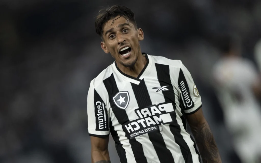 Damián Suárez está fora dos planos do Botafogo para 2024 O jogador uruguaio não deve jogar mais pelo Alvinegro. (Foto: Jorge Rodrigues/AGIF)