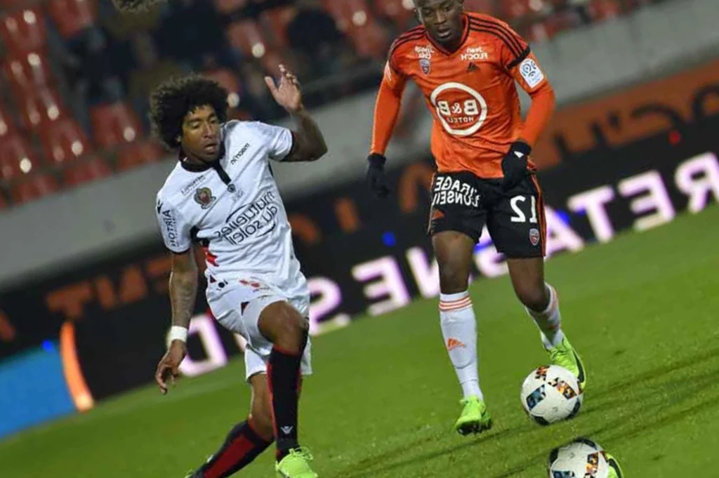 Dante elogia postura do Nice na vitória sobre o lanterna Lorient Dante tenta roubar a bola do jogador do Lorient (Foto: Loic Venance / AFP)