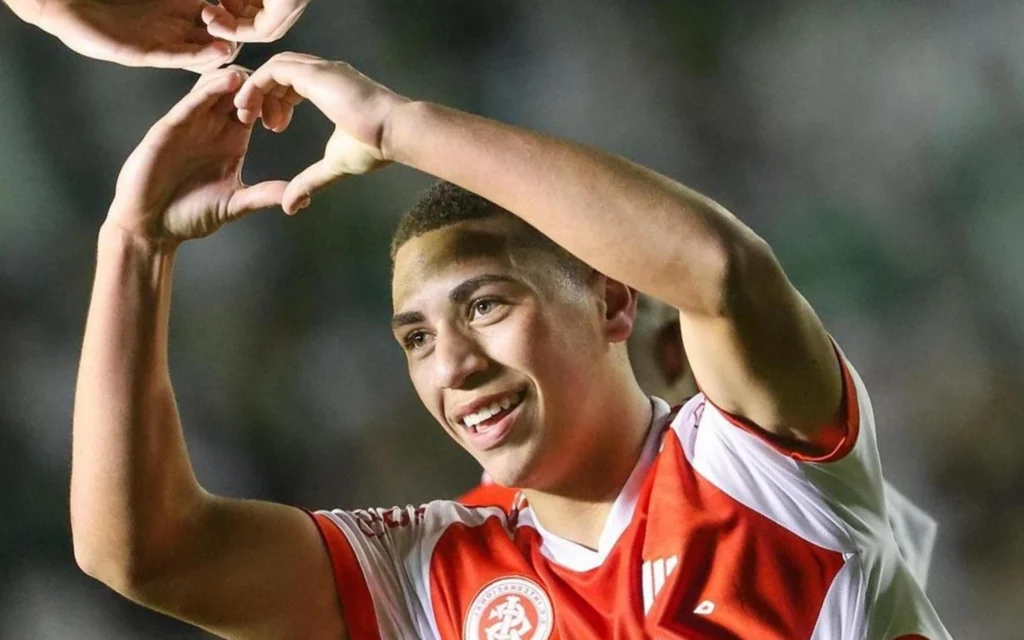 De torcedor à joia do Internacional: Gabriel Carvalho realiza sonho ao marcar primeiro gol Gabriel Carvalho marcou seu primeiro gol pelo Internacional (Foto: Reprodução/Internacional)