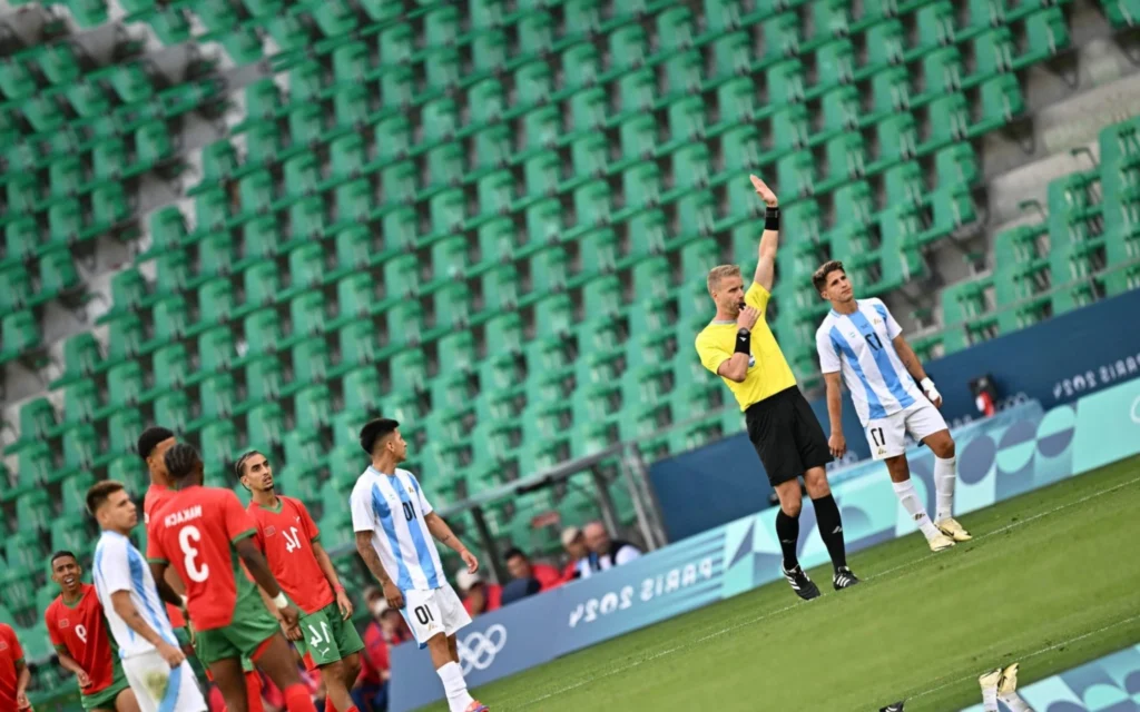 Derrota da Argentina nas Olimpíadas é marcada por polêmicas; veja a ordem cronológica Árbitro fez revisão de gol no VAR após mais de uma hora de paralisação. (Foto: AFP)