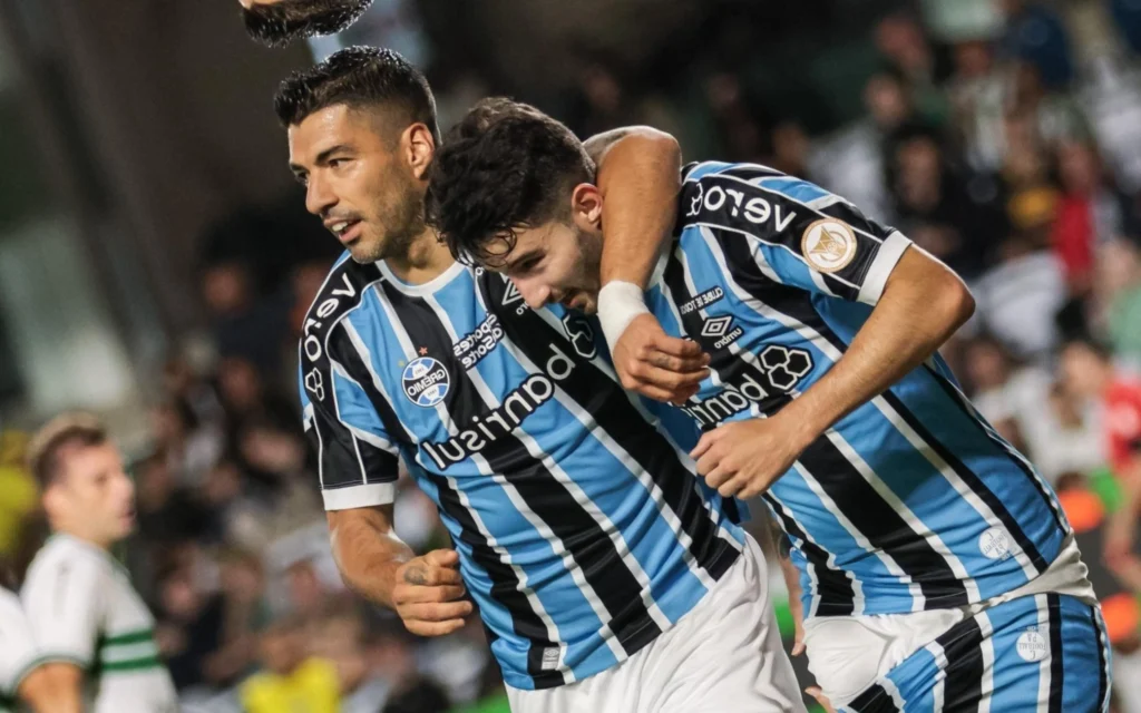 Despedida de Suárez da Seleção Uruguaia marca reencontro com ex-companheiro do Grêmio Suárez e Villasanti jogaram juntos no Grêmio em 2023 (Foto: Robson Mafra/AGIF)