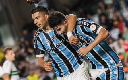 Despedida de Suárez da Seleção Uruguaia marca reencontro com ex-companheiro do Grêmio Suárez e Villasanti jogaram juntos no Grêmio em 2023 (Foto: Robson Mafra/AGIF)