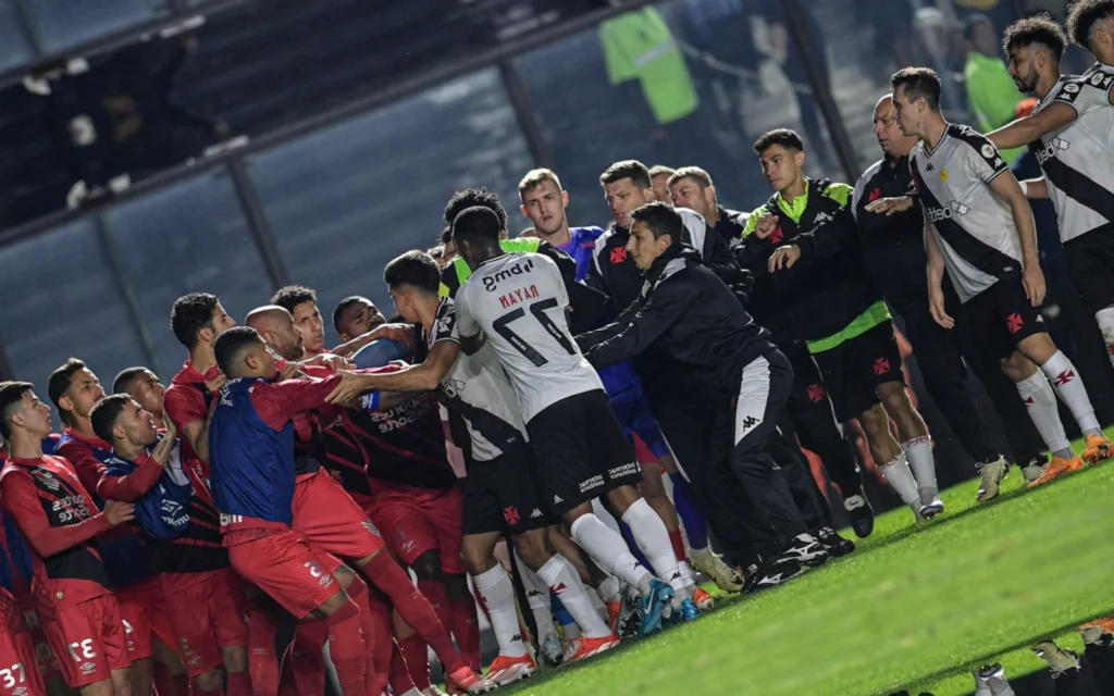 Diretor de futebol do Vasco se pronuncia sobre confusão em partida contra o Athletico-PR Jogadores do Vasco brigam com jogadores do Athletico-PR ao final da partida em São Januário pelo Campeonato Brasileiro A 2024. (Foto: Thiago Ribeiro/AGIF)