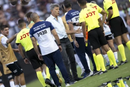 Dirigente detona arbitragem de Grêmio x Vasco e compara lance de Yuri Alberto: ‘Vergonha’ Grêmio contestou arbitragem ao final da derrota para o Vasco (Foto: Jorge Rodrigues/AGIF)