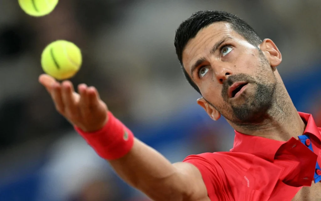 Djokovic atropela rival e espera Nadal nas Olimpíadas; Alcaraz também vence Novak Djokovic em ação nas Olimpíadas de Paris (Foto: PATRICIA DE MELO MOREIRA / AFP)