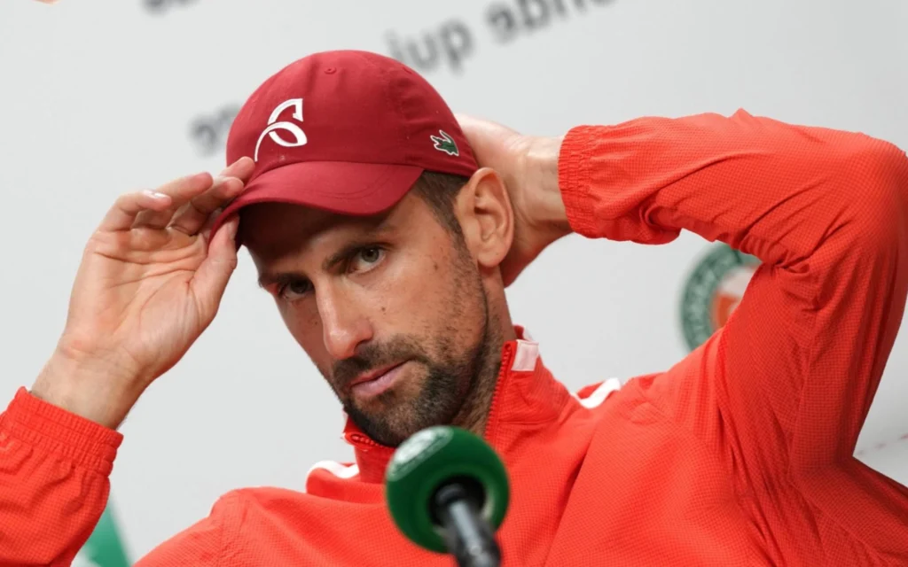 Djokovic cancela treino e passa por exame nesta terça-feira em Roland Garros Djokovic sofre lesão em Roland Garros (Foto: Dimitar DILKOFF / AFP)