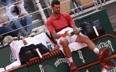 Djokovic desiste de Roland Garros por lesão e perderá o Nº 1 Djokovic sofre em jogo em Roland Garros (Foto: Emmanuel Dunand / AFP)