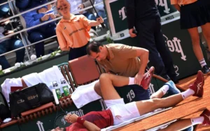 Novak Djokovic se Submete a Cirurgia no Joelho Direito: O Que Isso Significa para o Tênis