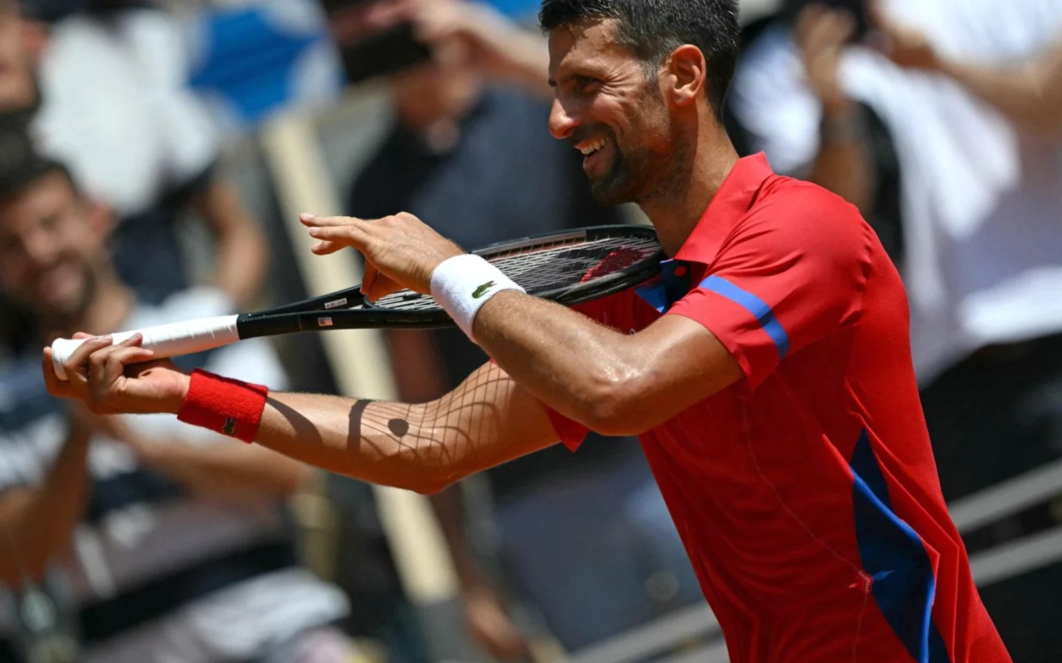 Djokovic vai às quartas nas Olimpíadas e desafia Tsitsipas Djokovic comemora vitória nos Jogos Olímpicos de Paris 2024 (Foto: CARL DE SOUZA / AFP)