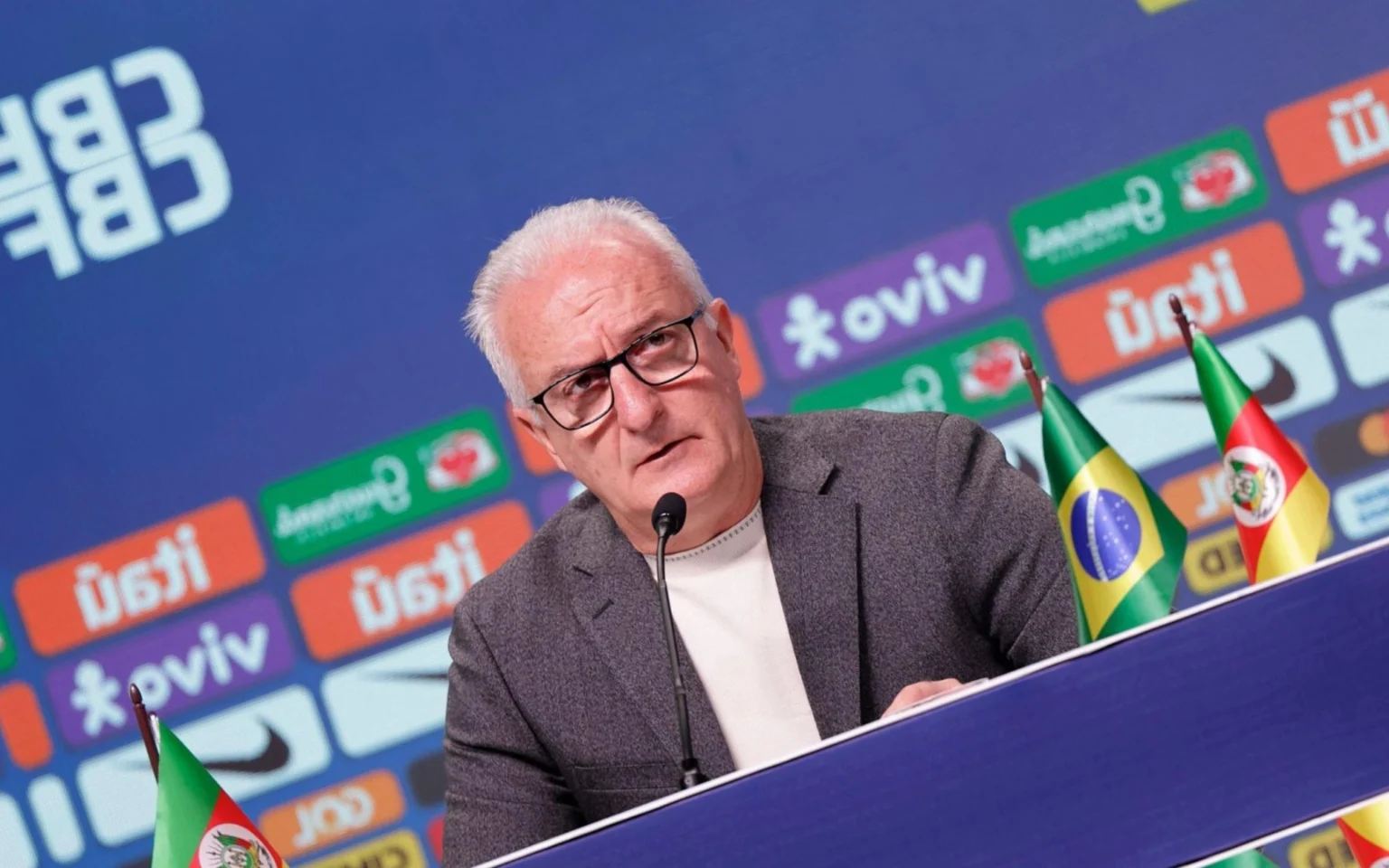 Dorival Jr. convoca Seleção Brasileira e pede apoio da torcida: ‘Esse espírito vai mudar’ Dorival Junior convoca Seleção Brasileira para confrontos contra Equador e Paraguai pelas Eliminatórias. Foto: (Rafael Ribeiro/CBF)