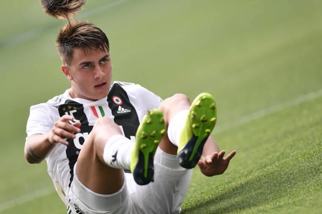 Dybala inicia tratamento para atuar contra o Valencia pela Champions Dybala ainda não tem presença confirmada contra o Valencia (Foto: Marco Bertorello / AFP)