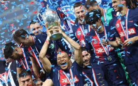 É CAMPEÃO! Mbappé se despede do PSG com título da Copa da França Mbappé levanta último troféu com a camisa do PSG (FRANCK FIFE / AFP)