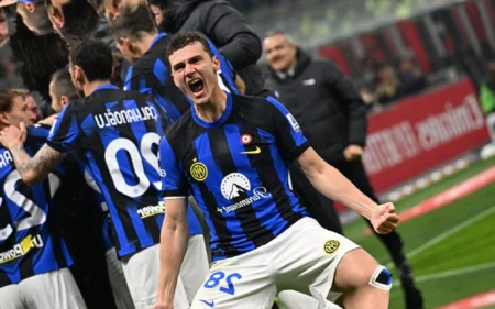 É campeão! Inter de Milão vence clássico diante do Milan e garante título do Campeonato Italiano Pavard comemora o título do Campeonato Italiano conquistado pela Inter de Milão (Foto: GABRIEL BOUYS / AFP)