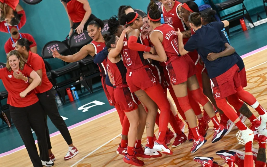 EUA vence França no basquete feminino por ‘pé na linha’ e garante liderança no quadro de medalhas das Olimpíadas Jogadoras dos EUA celebram título no basquete (Foto: Damien MEYER / AFP)