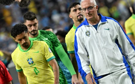 Eliminação do Brasil para o Uruguai simboliza a hipotética justiça no futebol Dorival Júnior e Marquinhos (Foto: Robyn BECK / AFP)