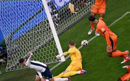 Em cima da linha: Dumfries salva a Holanda e choca torcedores na web Dumfries evitou o gol que viraria o jogo para a Inglaterra no primeiro tempo. (Foto: AFP)