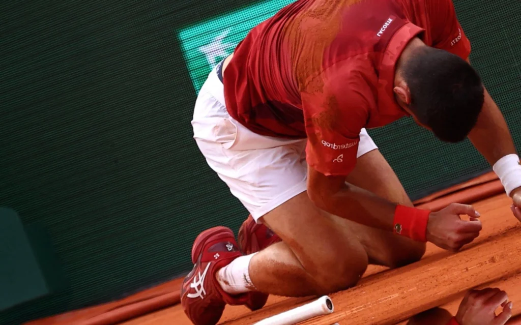 Entenda a lesão que tirou Djokovic de Roland Garros e também pode tirá-lo das Olimpíadas Novak Djokovic sente lesão em Roland Garros (Foto: Emmanuel Dunand / AFP)