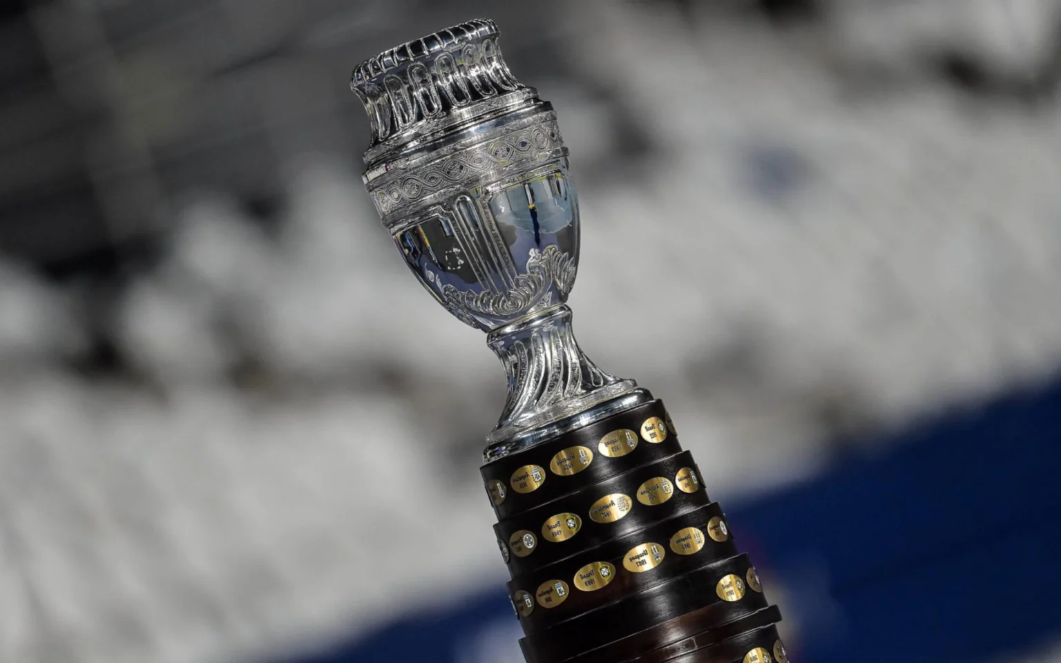 Entenda por que Copa América 2024 tem seleções de outras Américas Taça da Copa América (Foto: Thiago Ribeiro/AGIF)