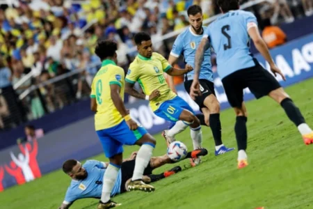 Entrada violenta de Nández sobre Rodrygo em Brasil x Uruguai viraliza; veja Falta de Nández Em Rodrygo gerou cartão vermelho para o uruguaio; Brasil perdeu nos pênaltis para o Uruguai (Foto: Kevork Djansezian/Getty Images/AFP)