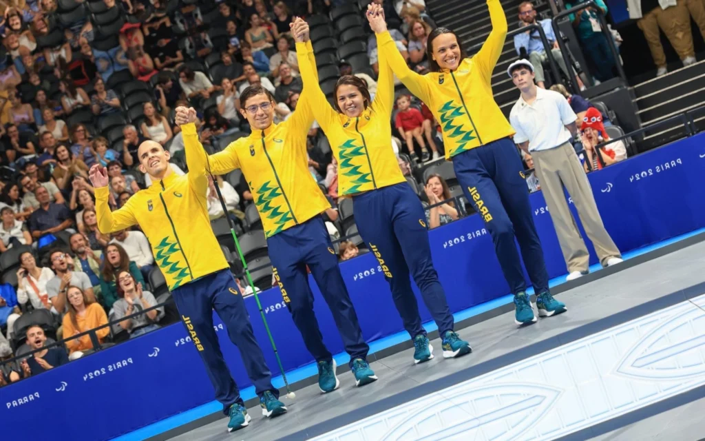 Equipe brasileira dos 4x100m conquista medalha de prata na natação Carol Santiago conquistou sua segunda medalha do dia em Paris (Foto: Marcello Zambrana/CPB)