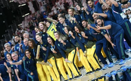 Equipe de vôlei feminino faz homenagem a Pri Daroit em cerimônia de premiação nas Olimpíadas Equipe brasileira celebra conquista da medalha de bronze nas Olimpíadas de Paris (Foto: Natalia KOLESNIKOVA / AFP)